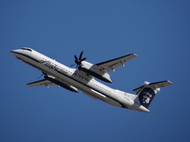 de Havilland Dash 8-400 (N433QX) - Los Angeles Airport March 2014. 3/30/14