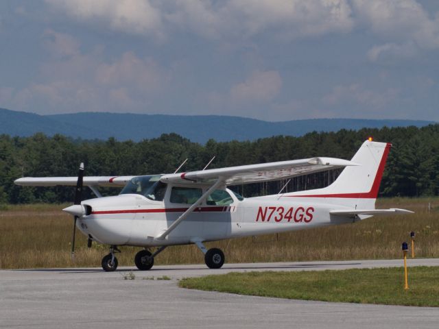 Cessna Skyhawk (N734GS) - Taken at Saratoga County Airport on Aug.3,2017