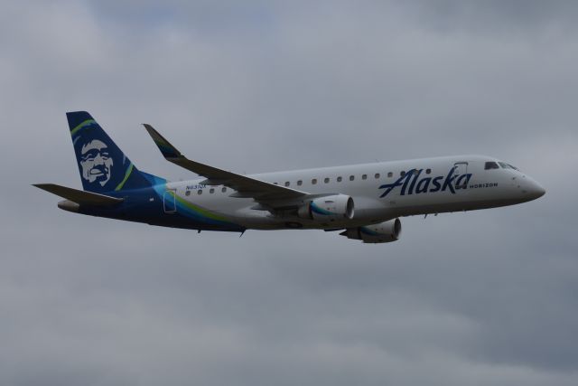 Embraer 175 (N631QX) - QXE9555 making a high-speed pass during the 2019 Oregon International Air Show held at the McMinnville Municipal Airport. This is the first time that one of Horizon Air's Embraer E-175s participated at the Oregon International Air Show. The 2019 air show took place in McMinnville due to runway construction at Hillsboro.