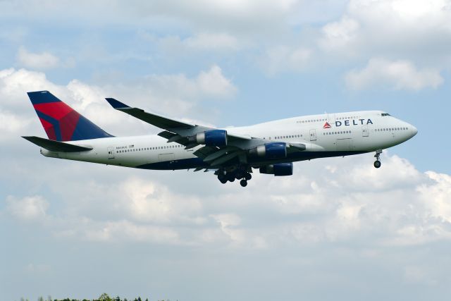 Boeing 747-400 (N668US)