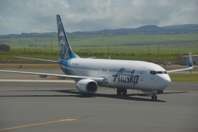 Boeing 737-800 (N564AS) - N564AS in the new livery taxiing into the gate at Kahului airport for a flight to the mainland (KSJC).