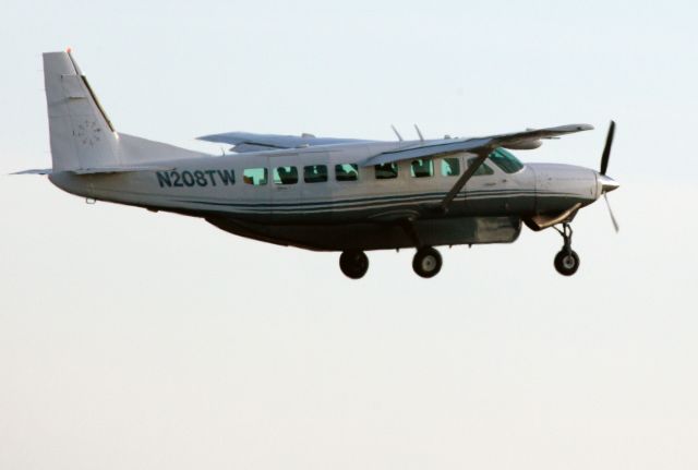 Cessna Caravan (N208TW) - Take off RW24.