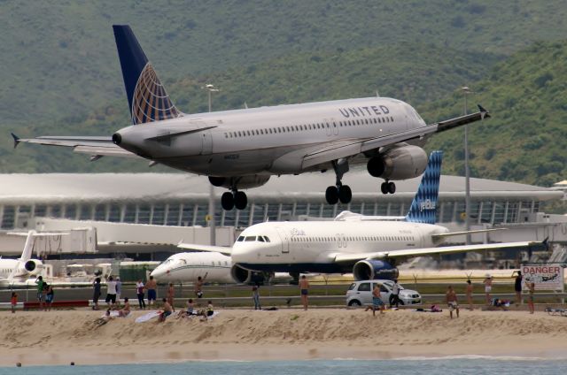 Airbus A320 (N413UA)