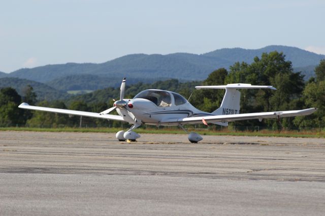 Diamond Star (N523LT) - N523LT 2007 DIAMOND AIRCRAFT IND INC DA 40 LAURA T TRAPHAGEN MORRISTOWN, NEW JERSEYbr /KDDH William H. Morse State Airport Bennington, Vermontbr /Photo taken by Christopher Wright 