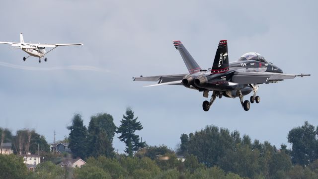 MCDONNELL DOUGLAS Super Hornet (16-6673) - "Traffic in sight"