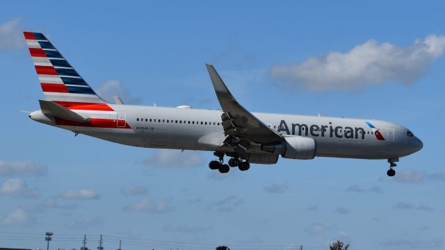 BOEING 767-300 (N399AN)