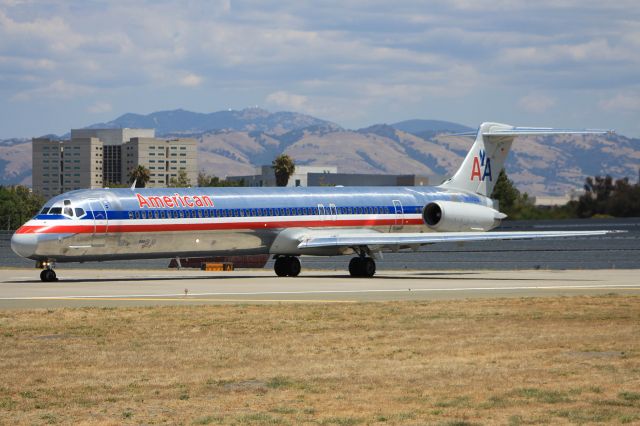 McDonnell Douglas MD-80 (N566AA)