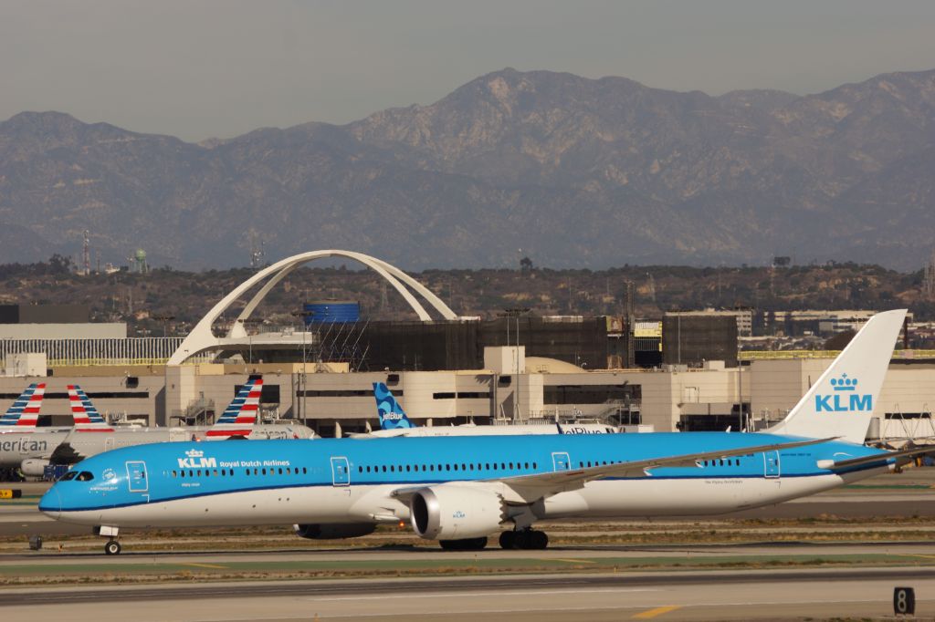 BOEING 787-10 Dreamliner (PH-BKC)