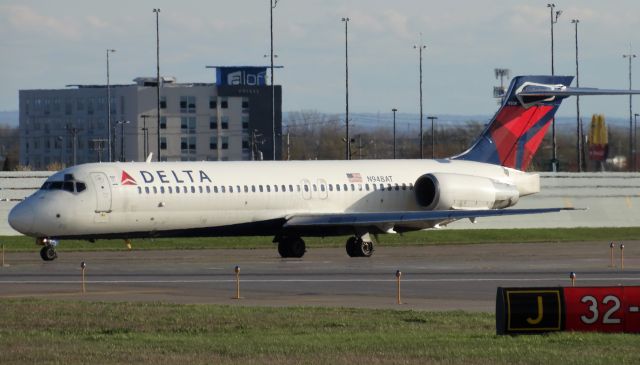 Boeing 717-200 (N948AT) - 717 taxiing to runway 32