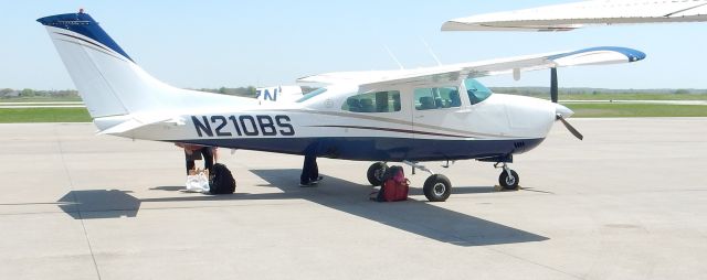 Cessna Centurion (N210BS) - Neighbors visiting us