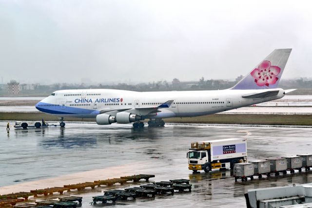 Boeing 747-400 (B-18207)