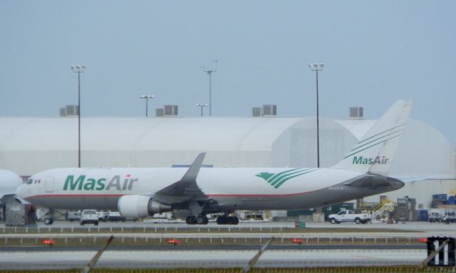 BOEING 767-300 (N420LA)