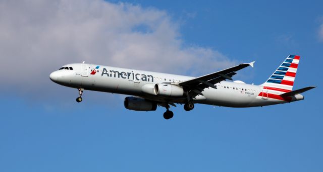 Airbus A321 (N556UW) - On final is this 2012 American Airlines Airbus A320-231  in the Autumn of 2020.