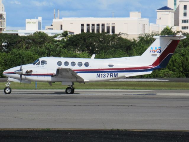 Beechcraft Super King Air 200 (N137RM)