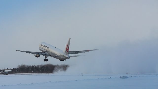 BOEING 767-300 (JA8976) - Japan Airlines / Boeing 767-346br /Jan.11.2016 Hakodate Airport [HKD/RJCH] JAPAN