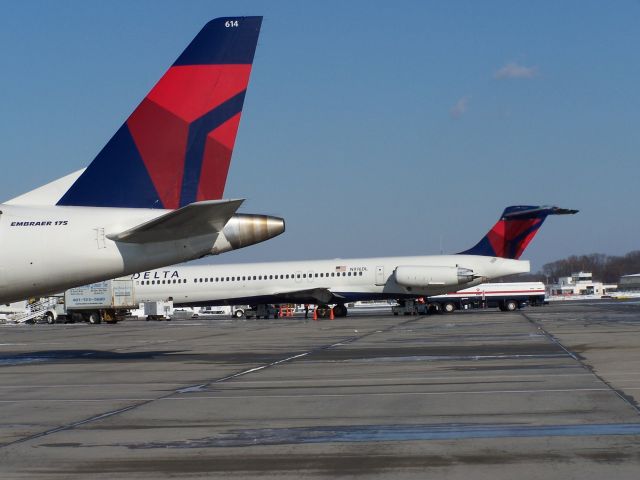 McDonnell Douglas MD-88 (N916DL) - N916DL on the gate at Providence getting ready for another trip to Atlanta. N614CZ is getting ready for the push to Detroit