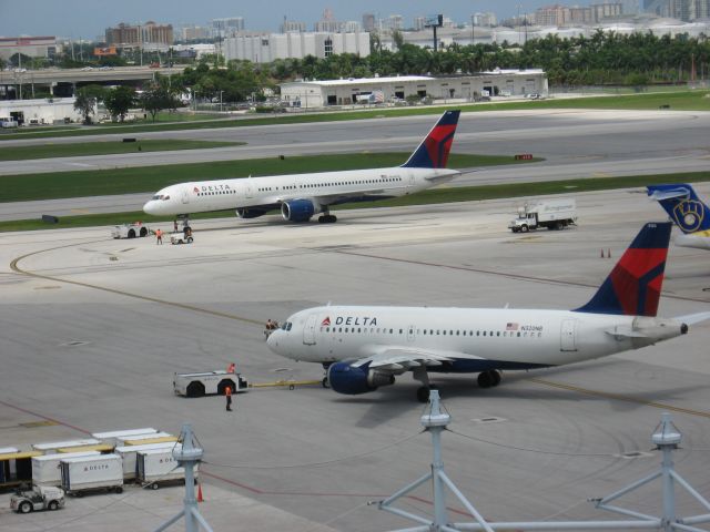 Airbus A319 (N320NB) - Delta A319 (N320NB) pushback with Delta 757-200 (N634DL).