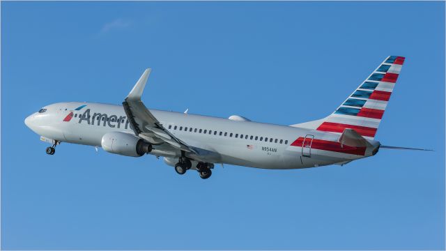 Boeing 737-800 (N945AN)