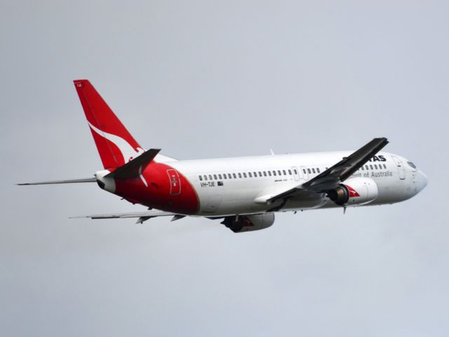 BOEING 737-400 (VH-TJE) - Getting airborne off runway 23.