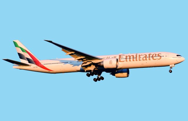 BOEING 777-300 (A6-ENV)