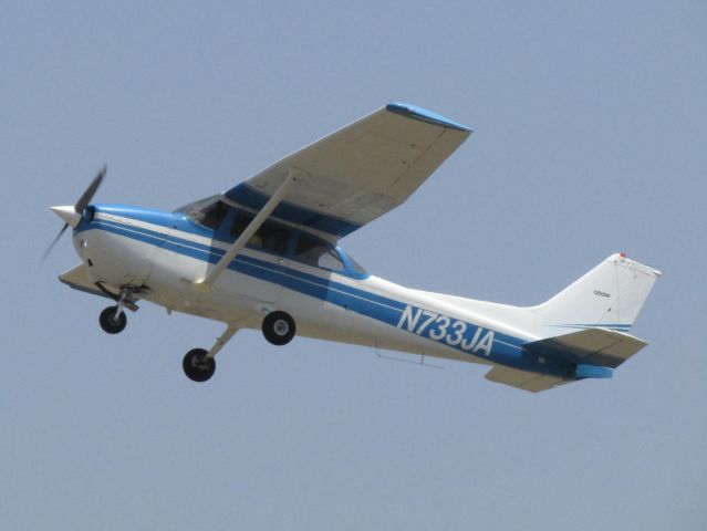 Cessna Skyhawk (N733JA) - Taking off RWY 26L