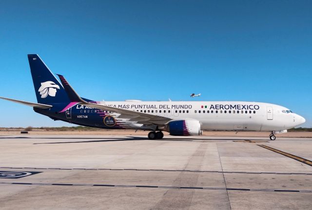 Boeing 737-800 (N957AM)