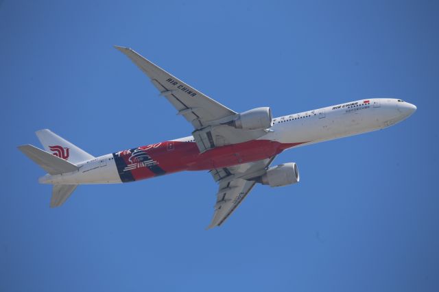 BOEING 777-300ER (B-2047)