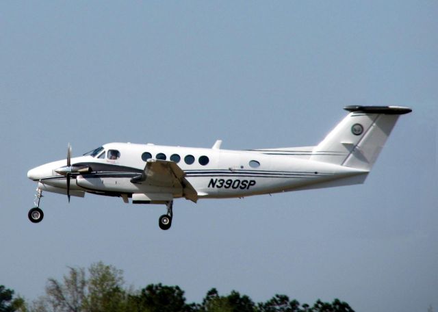 Beechcraft Super King Air 200 (N390SP) - Landing at Shreveport Regional.