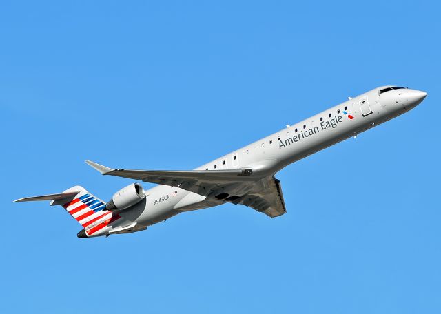 Canadair Regional Jet CRJ-900 (N943LR)