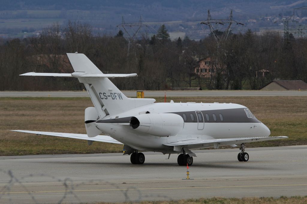 Hawker 800 (CS-DFW)