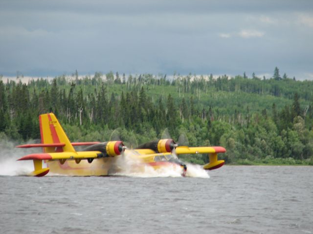 — — - En 2007 au lac Lemoyne, non loin de Val-d'Or regardant cet avion s'entraîner.