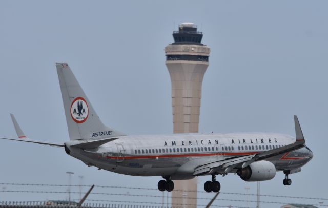 Boeing 737-800 (N951AA)