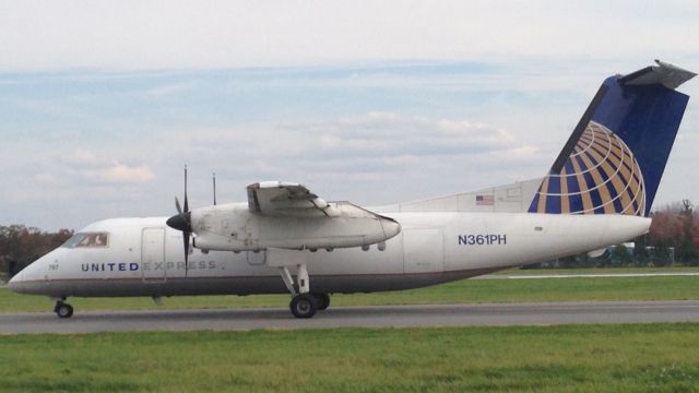 de Havilland Dash 8-200 (N361PH) - Commutair taxiis Albany to Newark