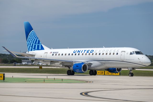 Embraer 175 (N616UX) - Taxiing to 31L