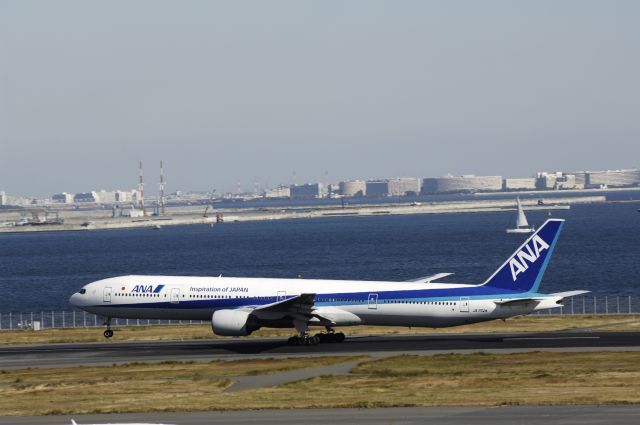 BOEING 777-300 (JA752A) - Takeoff at Haneda Intl Airport Rnwt34R on 2013/11/23 "Inspiration of Japan"