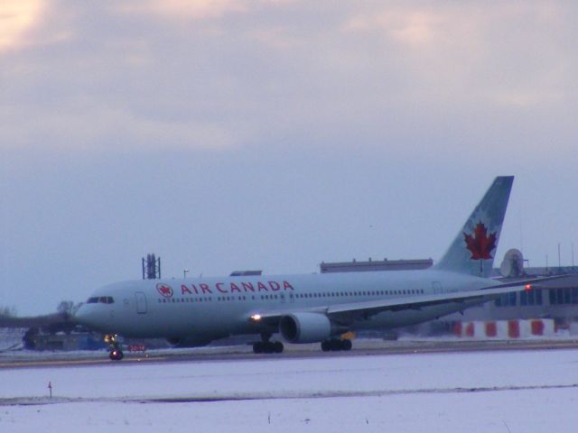 — — - taxiing to runway #32 threshold.