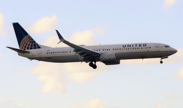 Boeing 737-900 (N68807)