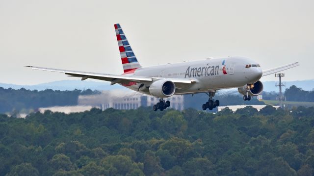 Boeing 777-200 (N773AN) - American Airlines Boeing 777-200 N773AN from EGLL arrives at KRDU Rwy 5L on 10/14/2018 at 2:21 pm.