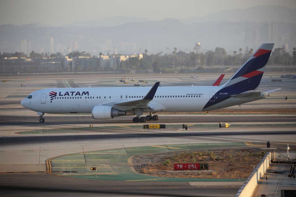 BOEING 767-300 (CC-CWF)