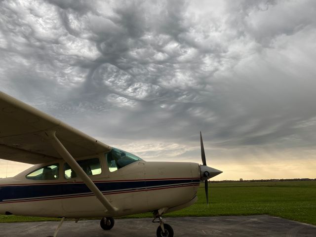 Cessna Skylane RG (N6408S) - Waiting on the weather to pass.