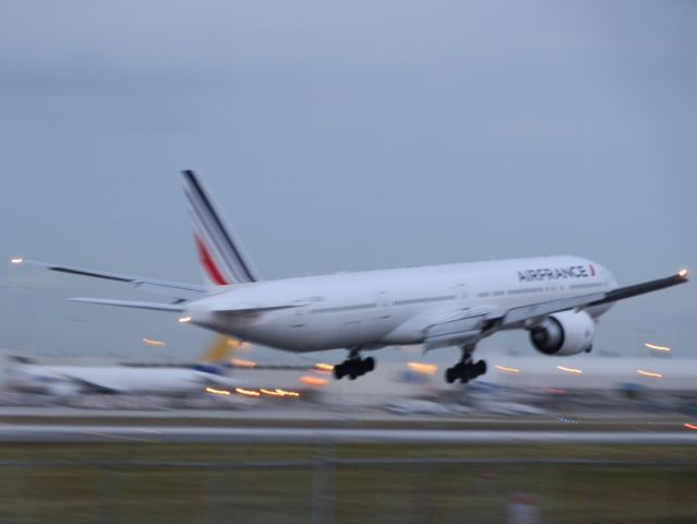 BOEING 777-300ER (F-GZNJ)