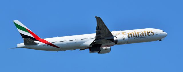 BOEING 777-300 (A6-ECL)