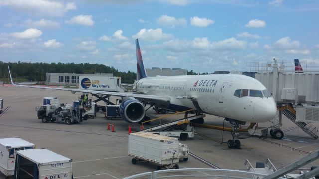 Boeing 757-200 (N6710E) - At the gate.