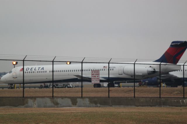 McDonnell Douglas MD-88 (N905DL) - Sitting on the Ramp near Atlantic Aviation 01/17/2011