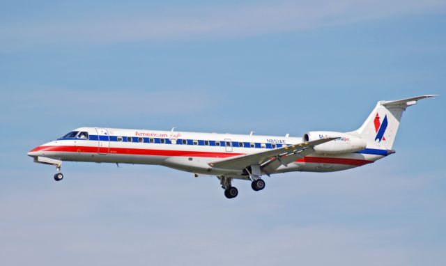 Embraer ERJ-135 (N851AE) - ERJ-140 landing Port Columbus on 28L