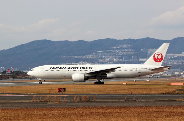 Boeing 777-200 (JA8985)