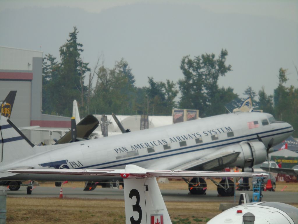 Douglas DC-3 (N877MG)