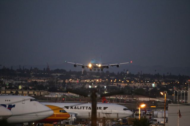 BOEING 747-8 (HL7623)