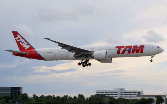 BOEING 777-300 (PT-MUC)