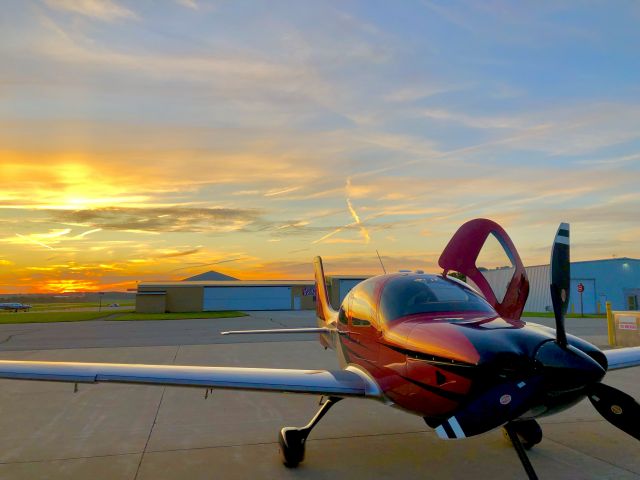 Cirrus SR-22 (N32WB) - Sunset in Chicago 